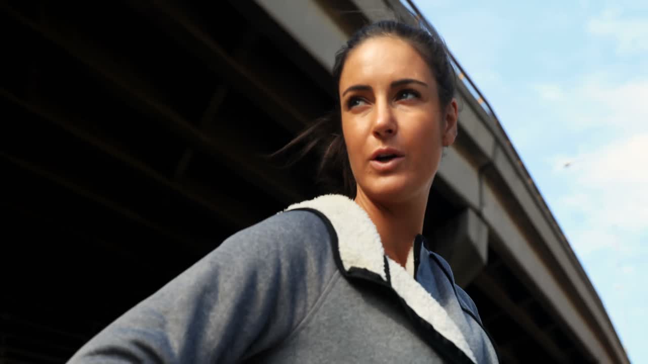 mujer tomando un descanso mientras corre 4k