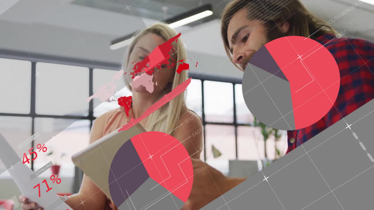 animación de la interfaz infográfica sobre colegas caucásicos sonrientes discutiendo sobre la tableta