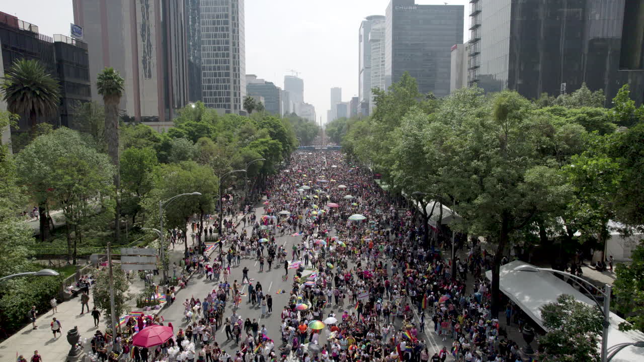 disparo de drones hacia atrás de personas congregadas para celebrar el desfile del orgullo en la ciudad de méxico