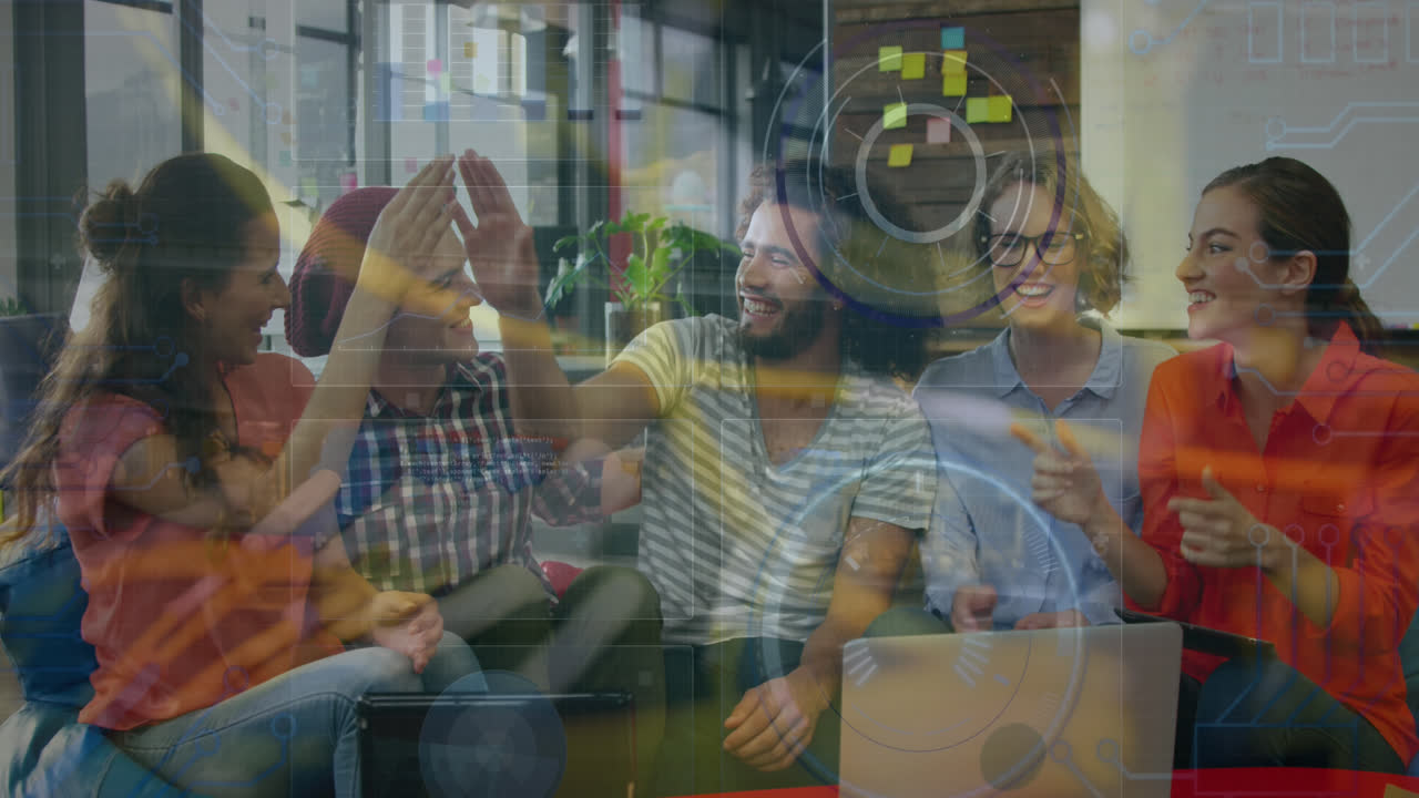 Animazione dell'elaborazione dati su schermo digitale con diverse colleghe e diversi colleghi