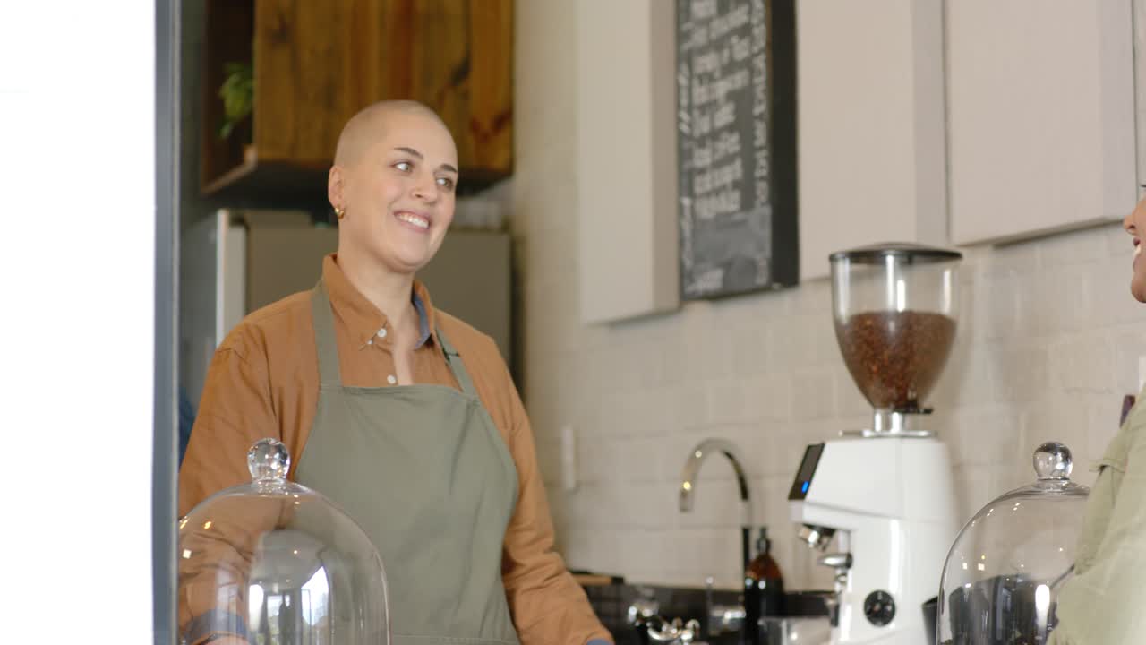 Donna indiana entra in un bar, guarda il menu, il barista la saluta e prende l’ordinazione, spazio per il testo
