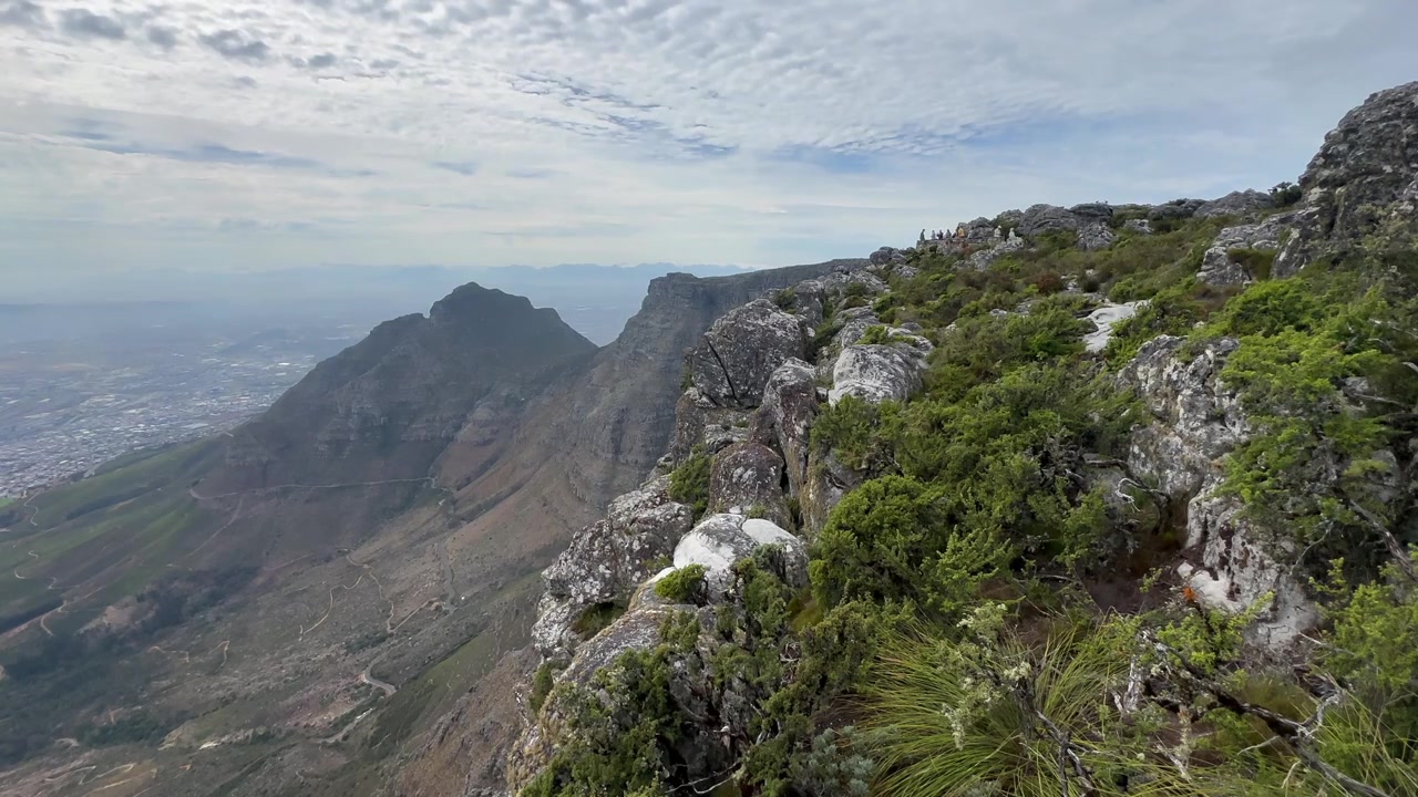 Turisti su un terreno roccioso sulla Table Mountain a Città del Capo, Sudafrica.