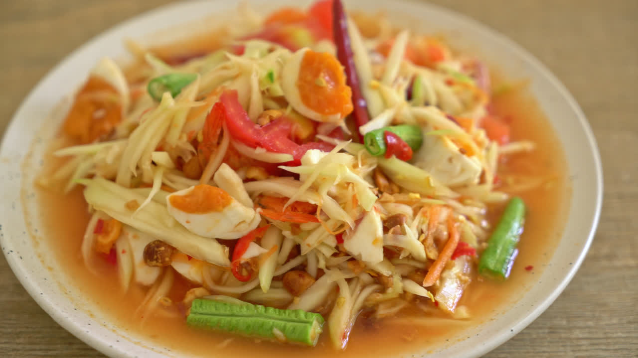 Som Tum - Gỏi đu đủ xanh cay Thái Lan với trứng muối - Phong cách ẩm thực châu Á