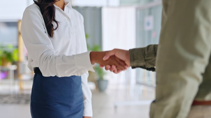 Partnerskab, succes eller forretningsfolk der giver hånd