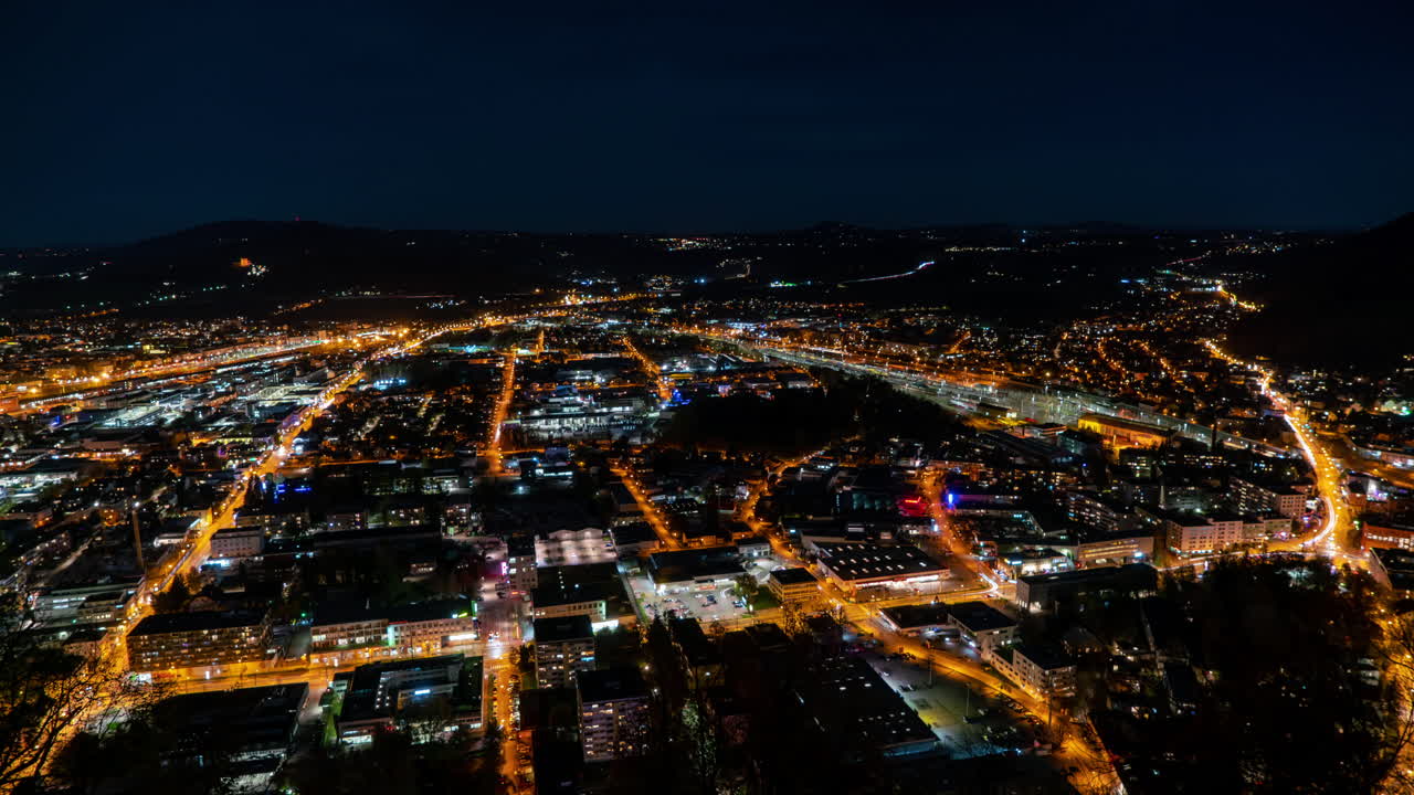 가을에 살츠부르크의 야간 스카이라인