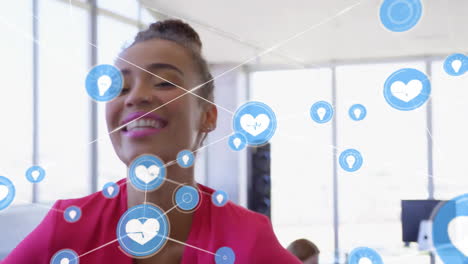 animación de redes de conexiones con íconos sobre mujer de negocios biracial en la oficina