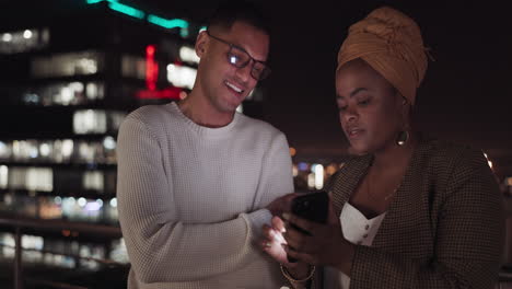 Nacht,-Mann-Und-Schwarze-Frau-Mit-Smartphone