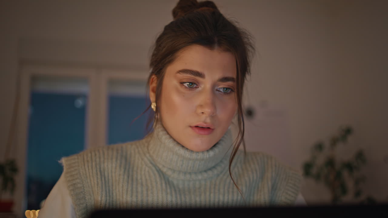 estudiante de la noche trabajando portátil sentado en la casa de primer plano. mujer estudiando remotamente