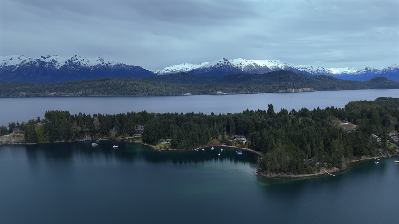 increíble movimiento panorámico de drones sobre la isla de puerto manzano con un hermoso entorno de fondo, argentina.
