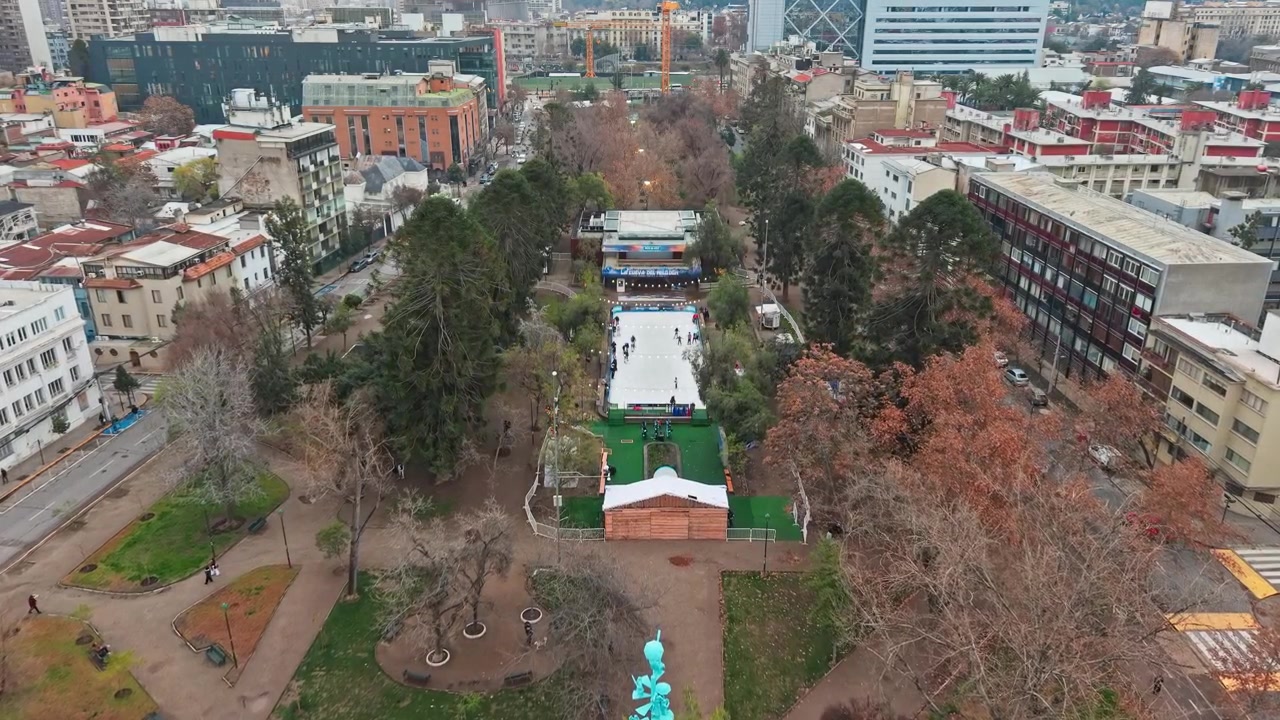 Vista aérea da pista de patinação no gelo e do Parque Urbano Bustamante em Providencia, Santiago do Chile.