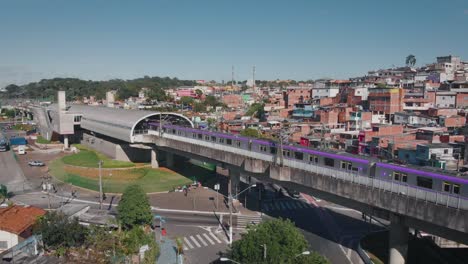 imagen de paisaje aéreo - volando sobre el tren subterráneo de tugurios en el distrito de capão redondo, ciudad de são paulo en brasil