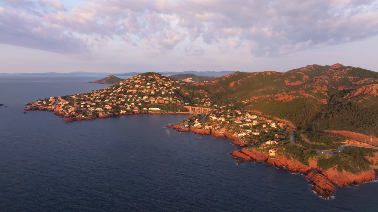 Esterel Ayı Zirvesi ve sabah ışıklarıyla aydınlanmış orman yolunun havadan görünümü.