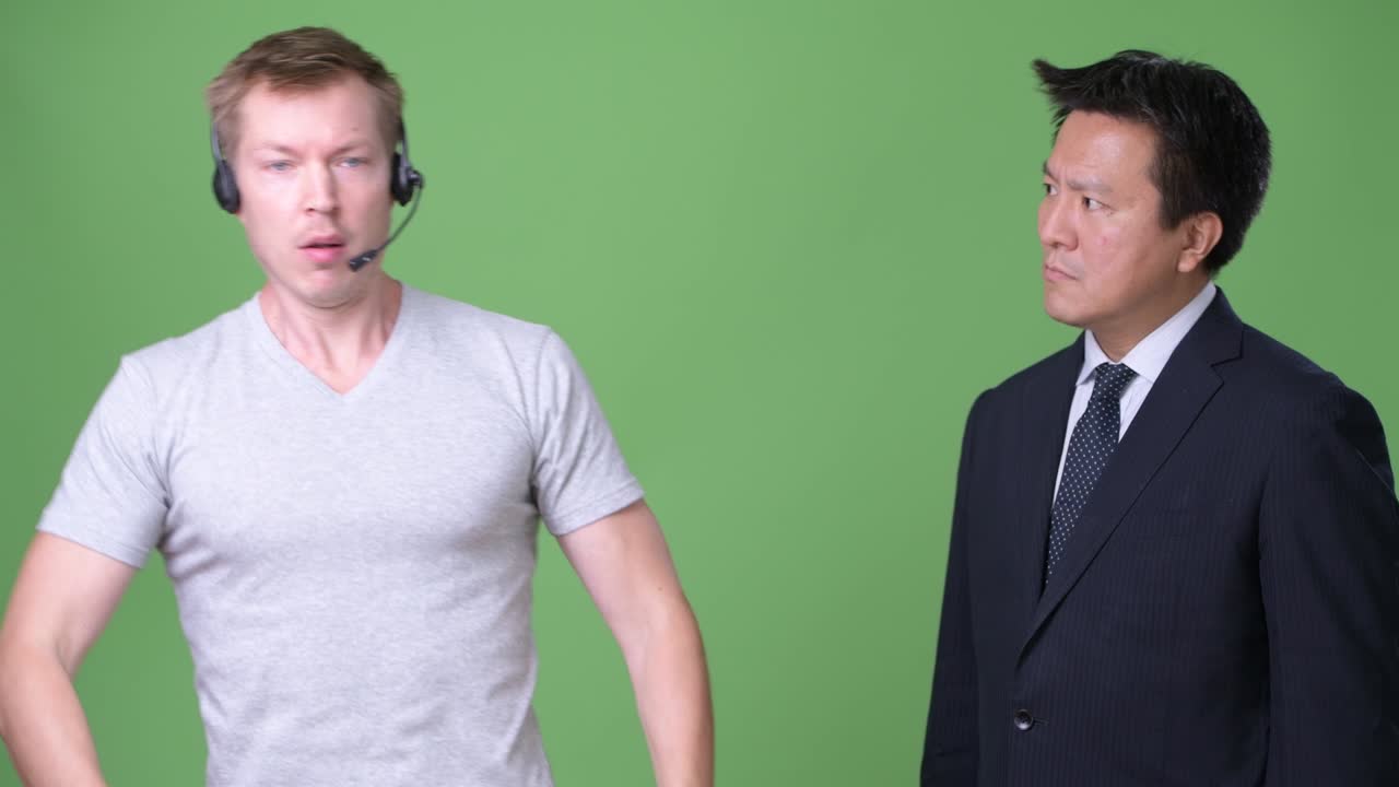 성숙한 일본인 사업가와 젊은 스칸디나비아인 노동자