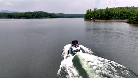 Vista-Aérea-De-Levantarse-Y-Hacer-Wakesurf-En-El-Lago-James,-Carolina-Del-Norte