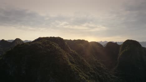 Drohnenvideo-Zeigt-Die-Halong-Bucht-In-Vietnam