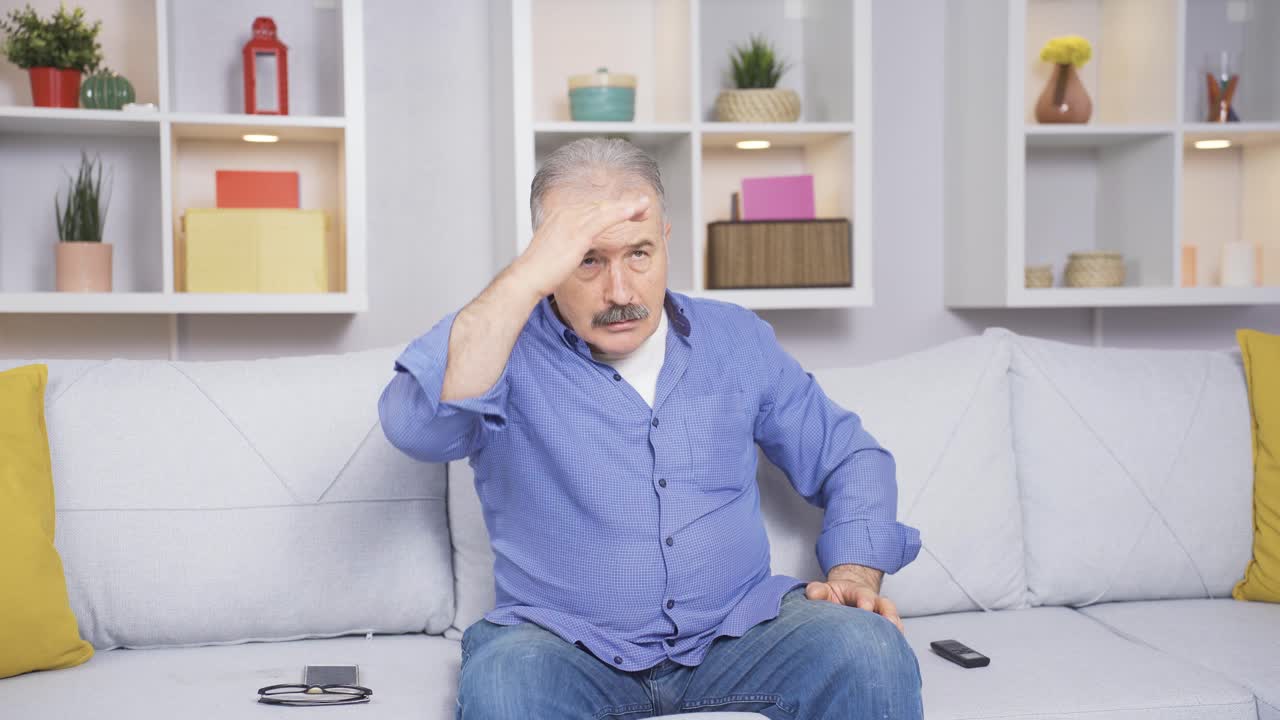 el anciano viendo la televisión tiene miedo.