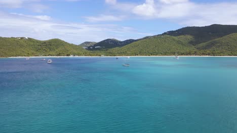 Vista-Aérea-De-Barcos-Anclados-En-La-Costa-De-La-Soleada-St-Thomas,-Islas-Vírgenes,-Estados-Unidos