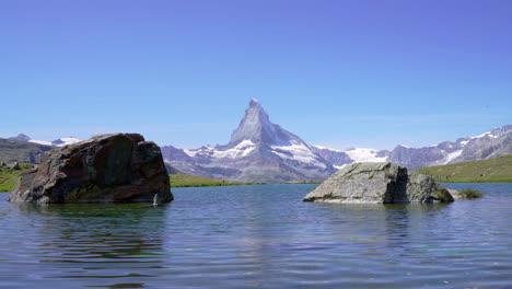 Matterhorn-with-Stellisee-Lake-in-Zermatt,-Switzerland