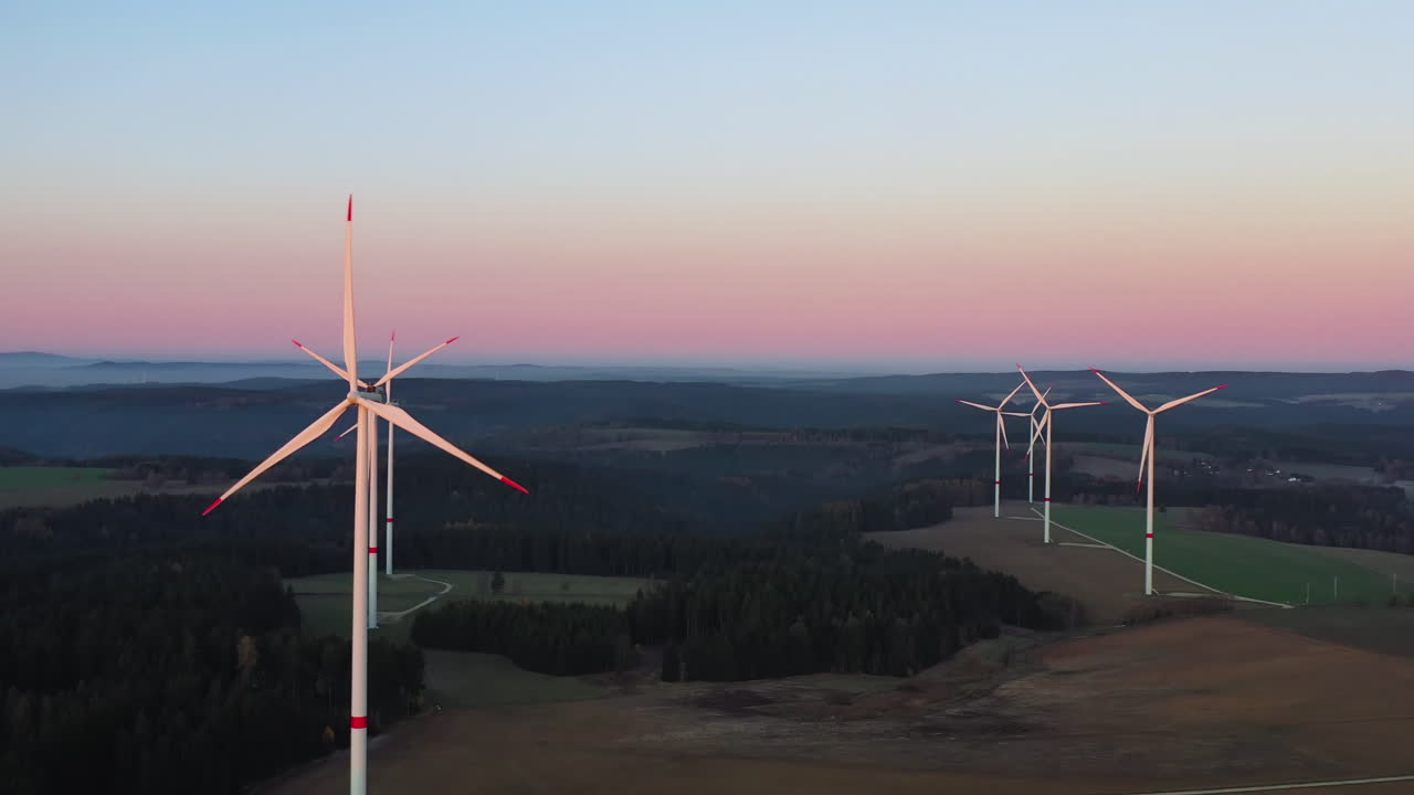 시골 풍경 에 있는 풍력 터빈 배열, 공중 사진