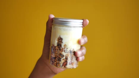 yogur en granola musli en frasco ,