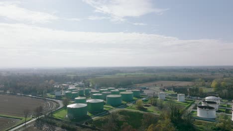 vista aérea de tanques de almacenamiento de aceite redondos de acero, servicios de almacenamiento y manejo de productos derivados del petróleo