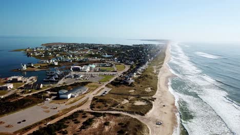 Tiro-Alto-Pueblo-De-Hatteras-Nc,-Pueblo-De-Hatteras-Carolina-Del-Norte-Aéreo,-Hatteras-Nc,-Hatteras-Carolina-Del-Norte-A-Lo-Largo-De-Los-Bancos-Exteriores