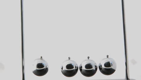 las cunas de newton de inicio de la mano