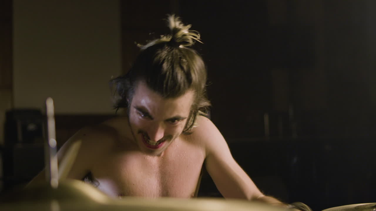 활기찬 셔츠 없는 남자 드럼 연주자, 수염이 있는 드럼 연주자