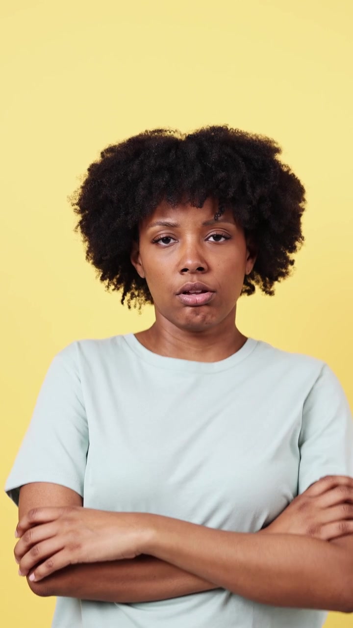 Jovem Mulher Negra Expressando Frustração e Aborrecimento