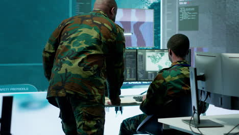 equipo cualificado de especialistas militares operan tecnología avanzada y pantalla grande