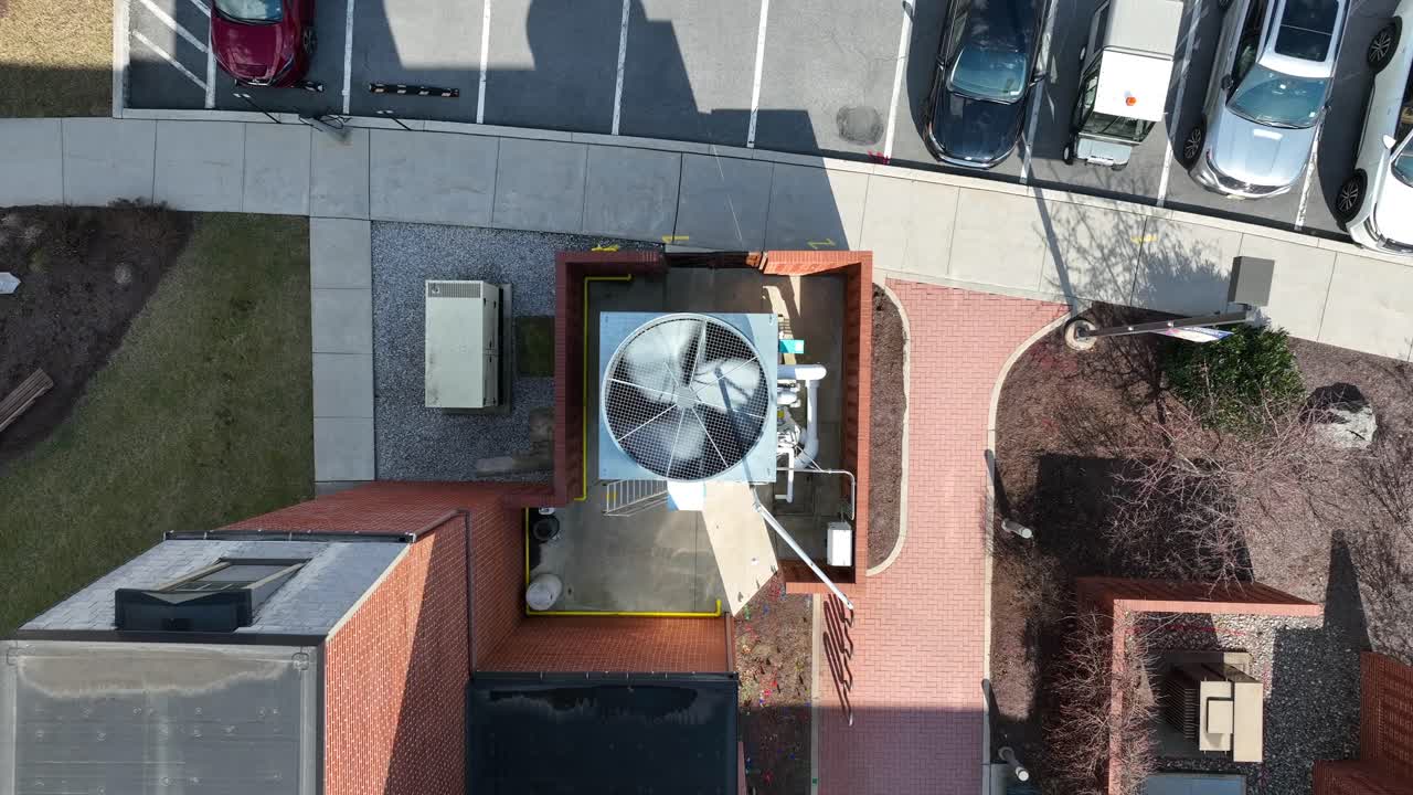 ventilador de refrigeración y calefacción hvac girando en la unidad