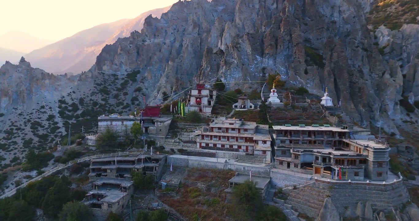 Annapurna Circuit, Manang, Nepal, drönarbild i omloppsbana av det gamla Bhraka-klostret beläget på klippiga bergsklippor ovanför Marsyangdi-floddalen