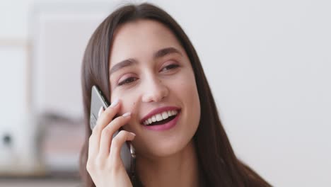mujer hablando por telefono