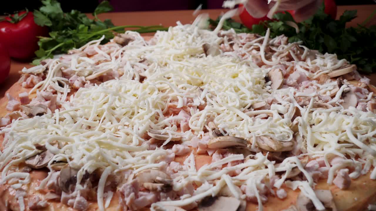 맛있는 피자를 만들고