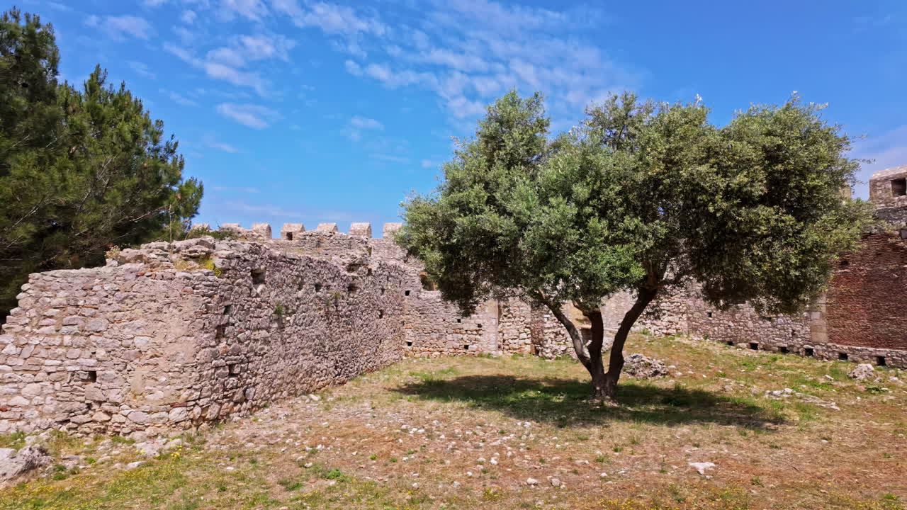 el patio del museo del castillo medieval de chlemoutsi en grecia siglo xiii