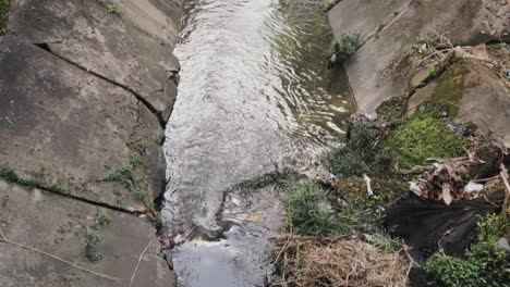 Canal-De-Tubería-De-Drenaje-De-Trinchera-Cerca-De-La-Casa