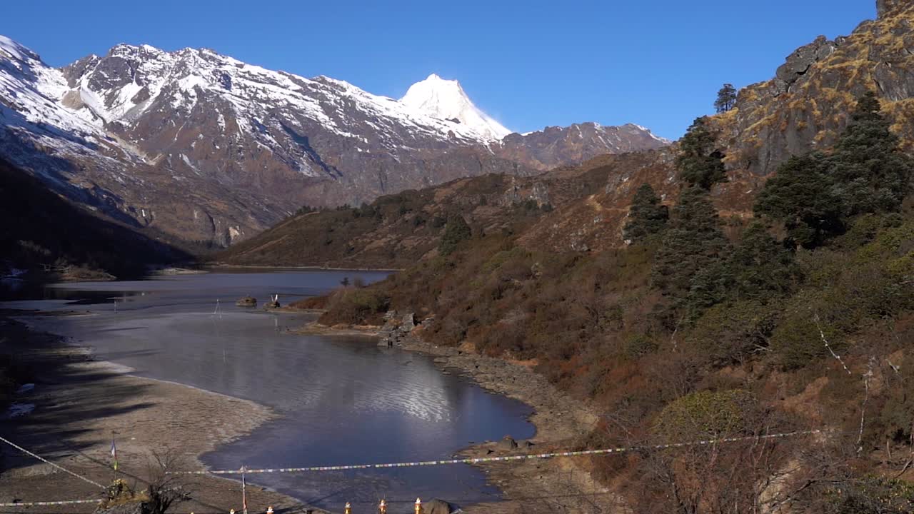 vista del paisaje de la cordillera del monte manaslu en gorkha, nepal
