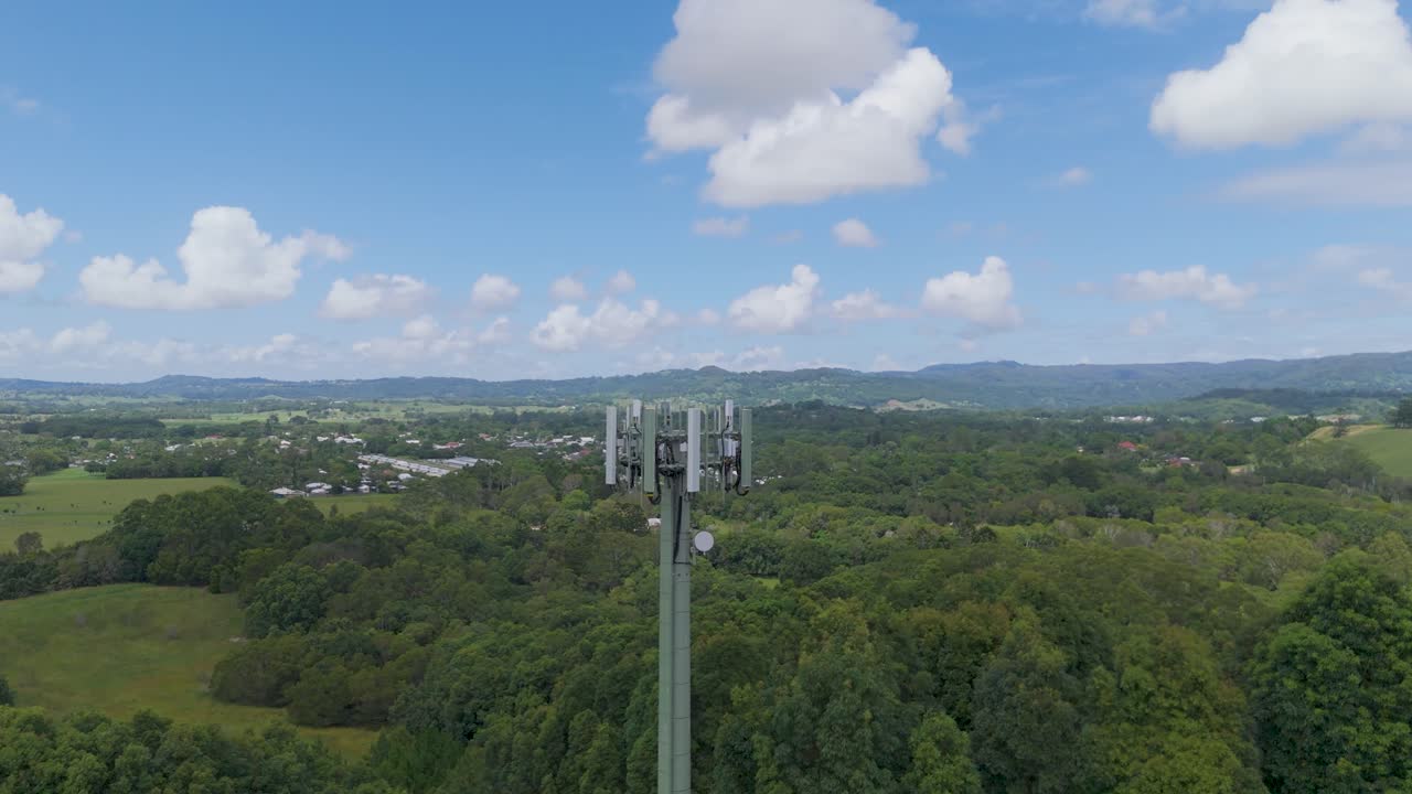 울창한 초록색 풍경과 하늘 속에서 셀 타워