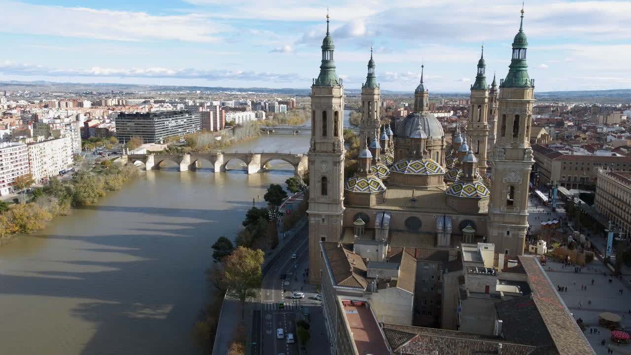 Veduta aerea della Basilica del Pilar e del fiume Ebro con ponti a Saragozza, Spagna