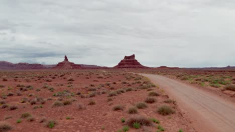 Flying-through-Valley-of-the-Gods,-Utah