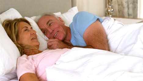 Feliz-Pareja-De-Ancianos-Interactuando-Entre-Sí-En-La-Cama