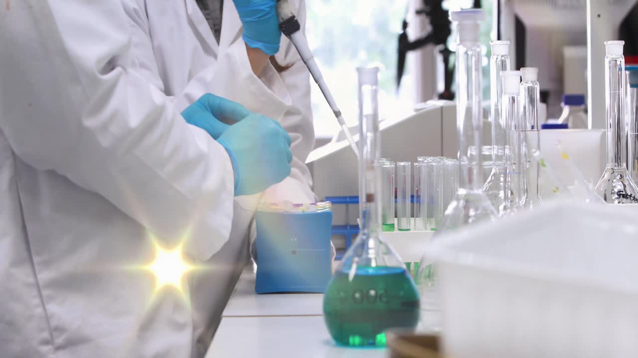 animación de puntos de luz sobre médicos caucásicos en el laboratorio