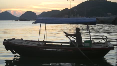 Traditionelles-Vietnamesisches-Boot-In-Der-Halong-Bucht-Bei-Sonnenuntergang