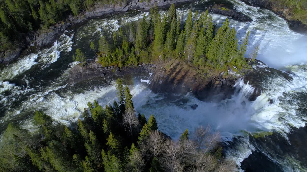 la cascada de ristafallet en la parte occidental de jamtland está catalogada como una de las cascadas más hermosas de suecia.