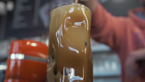 Freddo-Espressokaffee-In-Zeitlupe-Einschenken,-Glas-Nach-Unten-Gleiten-Lassen