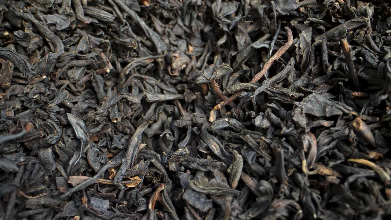 hojas de té secas girando lentamente