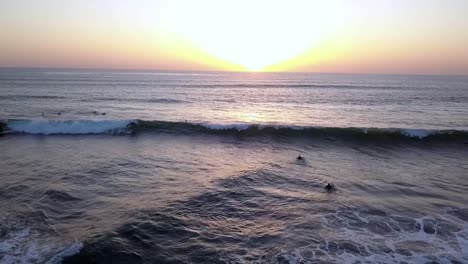 Cámara-Lenta-De-Los-Surfistas-Después-Del-Entierro-En-El-Mar-Durante-La-Puesta-De-Sol