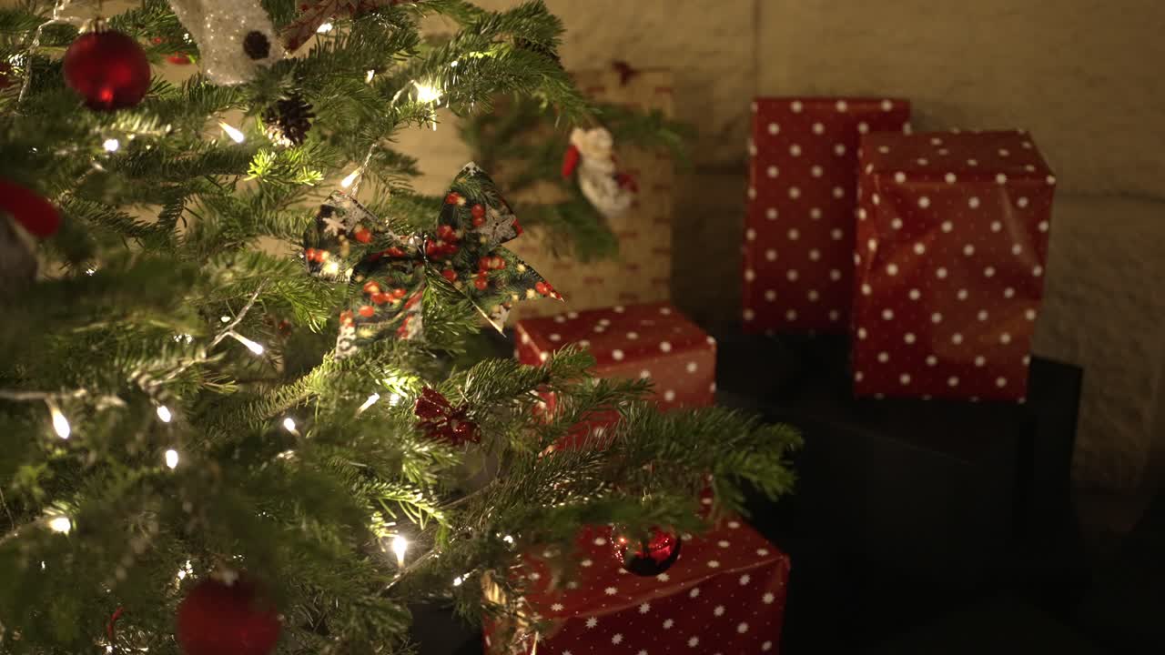 Árbol de Navidad y regalos