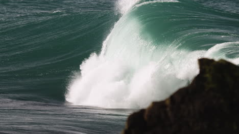 Ola-Rompiendo-Cerca-De-Las-Rocas-Durante-Una-Tormenta-De-Invierno