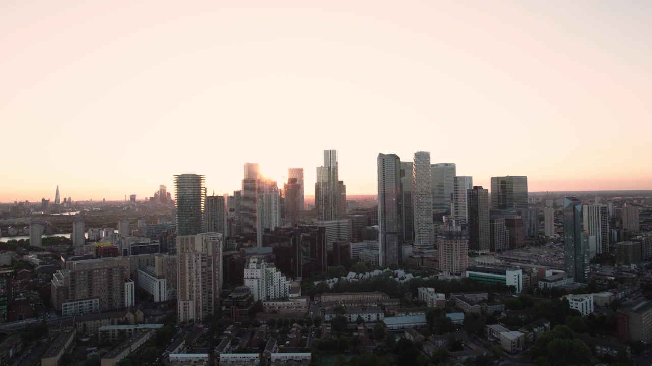 Vista aérea grande angular ao pôr do sol dos edifícios de Canary Wharf em Londres.